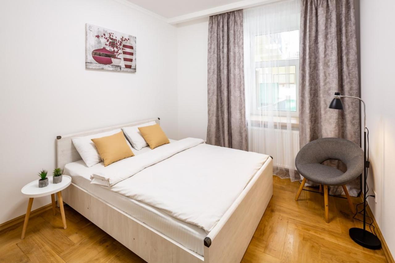 Three Bedroom Apartment On Rynok Square Lvov Exteriér fotografie